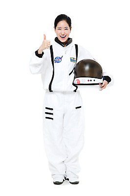 포토 JPG 스튜디오촬영 전신 직업 여자 포즈 모션 실내 한명 서기 미소 웃음 들기 누끼 사람 동양인 손짓 20대 성인 한국인 엄지손가락 우주비행사 최고 작업실 전문직 헬멧 우주복 여자만 여자한명만 성인여자만 청년만 청년여자만 성인한명만 청년여자한명만 성인여자한명만 성인만 국내포토 1 옷 손가락 표정 인종 청년 내부 우주 보호장비 파일형식