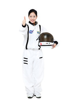 포토 JPG 스튜디오촬영 전신 직업 여자 포즈 모션 실내 한명 서기 미소 웃음 들기 누끼 사람 동양인 손짓 20대 성인 한국인 엄지손가락 우주비행사 최고 작업실 전문직 헬멧 우주복 여자만 여자한명만 성인여자만 청년만 청년여자만 성인한명만 청년여자한명만 성인여자한명만 성인만 국내포토 1 옷 손가락 표정 인종 청년 내부 우주 보호장비 파일형식