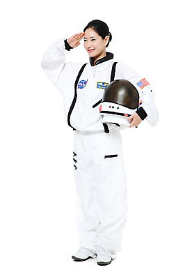 포토 JPG 스튜디오촬영 전신 직업 여자 포즈 모션 실내 한명 서기 미소 웃음 들기 누끼 사람 동양인 20대 성인 한국인 우주비행사 인사 작업실 전문직 헬멧 우주복 경례 여자만 여자한명만 성인여자만 청년만 청년여자만 성인한명만 청년여자한명만 성인여자한명만 성인만 국내포토 1 옷 표정 인종 청년 내부 우주 예절 보호장비 파일형식