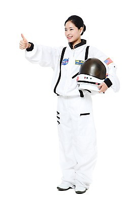 포토 JPG 스튜디오촬영 전신 직업 여자 포즈 모션 실내 한명 서기 미소 웃음 들기 누끼 사람 동양인 손짓 20대 성인 한국인 엄지손가락 우주비행사 최고 작업실 전문직 헬멧 우주복 여자만 여자한명만 성인여자만 청년만 청년여자만 성인한명만 청년여자한명만 성인여자한명만 성인만 국내포토 1 옷 손가락 표정 인종 청년 내부 우주 보호장비 파일형식