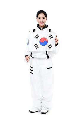 포토 JPG 스튜디오촬영 전신 직업 여자 포즈 모션 한국 실내 한명 서기 미소 웃음 들기 누끼 사람 동양인 20대 성인 한국인 우주비행사 작업실 전문직 국기 태극기 우주복 여자만 여자한명만 성인여자만 청년만 청년여자만 성인한명만 청년여자한명만 성인여자한명만 성인만 국내포토 1 옷 아시아 표정 인종 청년 내부 우주 파일형식