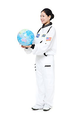 포토 JPG 스튜디오촬영 전신 직업 여자 지구 포즈 모션 실내 한명 서기 미소 웃음 들기 누끼 사람 동양인 20대 성인 옆모습 지구본 한국인 우주비행사 작업실 전문직 우주복 여자만 여자한명만 성인여자만 청년만 청년여자만 성인한명만 청년여자한명만 성인여자한명만 성인만 국내포토 1 옷 뷰포인트 표정 인종 청년 내부 우주 파일형식