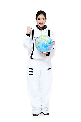 포토 JPG 스튜디오촬영 전신 직업 여자 지구 포즈 모션 실내 한명 서기 미소 웃음 들기 누끼 사람 동양인 손짓 20대 성인 지구본 파이팅 한국인 우주비행사 작업실 전문직 우주복 여자만 여자한명만 성인여자만 청년만 청년여자만 성인한명만 청년여자한명만 성인여자한명만 성인만 국내포토 1 옷 표정 인종 청년 내부 우주 파일형식
