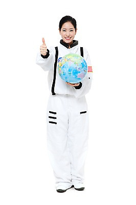 포토 JPG 스튜디오촬영 전신 직업 여자 지구 포즈 모션 실내 한명 서기 미소 웃음 들기 누끼 사람 동양인 손짓 20대 성인 지구본 한국인 엄지손가락 우주비행사 최고 작업실 전문직 우주복 여자만 여자한명만 성인여자만 청년만 청년여자만 성인한명만 청년여자한명만 성인여자한명만 성인만 국내포토 1 옷 손가락 표정 인종 청년 내부 우주 파일형식