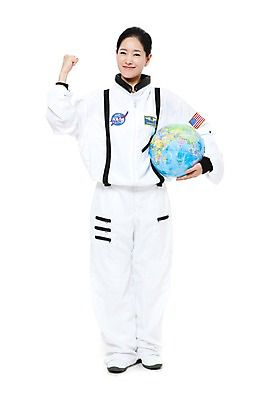 포토 JPG 스튜디오촬영 전신 직업 여자 지구 포즈 모션 실내 한명 서기 미소 웃음 들기 누끼 사람 동양인 손짓 20대 성인 지구본 파이팅 한국인 우주비행사 작업실 전문직 우주복 여자만 여자한명만 성인여자만 청년만 청년여자만 성인한명만 청년여자한명만 성인여자한명만 성인만 국내포토 1 옷 표정 인종 청년 내부 우주 파일형식