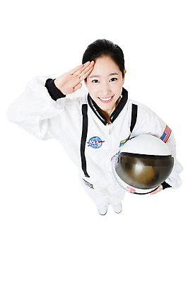 포토 JPG 스튜디오촬영 전신 직업 여자 포즈 모션 실내 한명 서기 미소 웃음 들기 누끼 사람 동양인 20대 성인 하이앵글 한국인 우주비행사 인사 작업실 전문직 헬멧 우주복 경례 여자만 여자한명만 성인여자만 청년만 청년여자만 성인한명만 청년여자한명만 성인여자한명만 성인만 국내포토 1 옷 뷰포인트 표정 인종 청년 내부 우주 예절 보호장비 파일형식