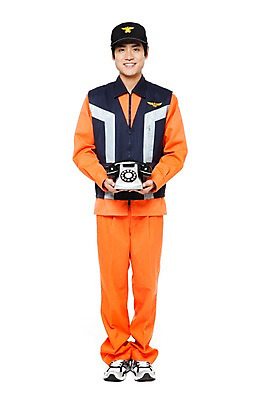 포토 JPG 스튜디오촬영 전신 직업 모자 잡화 남자 포즈 유니폼 모션 실내 한명 서기 미소 웃음 들기 누끼 사람 동양인 20대 성인 치료 한국인 작업실 전문직 전화기 상담 텔레마케팅 통화 구급요원 응급구조사 남자만 남자한명만 성인남자만 청년만 청년남자만 청년남자한명만 성인한명만 성인남자한명만 성인만 국내포토 1 옷 의학 표정 인종 청년 내부 서비스업 파일형식