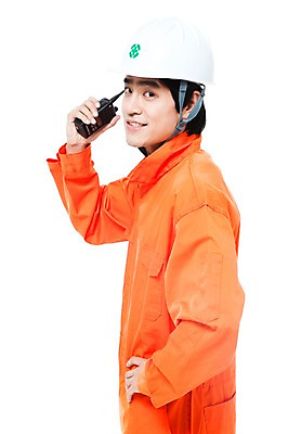 포토 JPG 스튜디오촬영 직업 남자 허리손 포즈 통신 모션 실내 작업복 한명 서기 미소 웃음 들기 누끼 사람 동양인 상반신 20대 성인 통신기기 한국인 작업실 엔지니어 수리 전문직 안전모 무전기 정비공 무전 남자만 남자한명만 성인남자만 청년만 청년남자만 청년남자한명만 성인한명만 성인남자한명만 성인만 국내포토 1 옷 무선통신 표정 인종 청년 내부 기계 기술자 헬멧 안전장비 파일형식