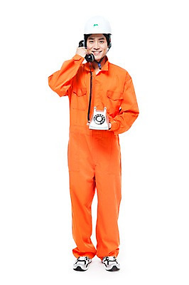 포토 JPG 스튜디오촬영 전신 직업 남자 포즈 모션 실내 작업복 한명 서기 미소 웃음 들기 누끼 사람 동양인 20대 성인 한국인 작업실 엔지니어 수리 전문직 안전모 전화기 상담 텔레마케팅 통화 정비공 남자만 남자한명만 성인남자만 청년만 청년남자만 청년남자한명만 성인한명만 성인남자한명만 성인만 국내포토 1 옷 표정 인종 청년 내부 기술자 헬멧 안전장비 서비스업 파일형식