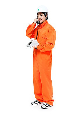 포토 JPG 스튜디오촬영 전신 직업 남자 포즈 모션 실내 작업복 한명 서기 미소 웃음 들기 누끼 사람 동양인 20대 성인 한국인 작업실 엔지니어 수리 전문직 안전모 전화기 상담 텔레마케팅 통화 정비공 남자만 남자한명만 성인남자만 청년만 청년남자만 청년남자한명만 성인한명만 성인남자한명만 성인만 국내포토 1 옷 표정 인종 청년 내부 기술자 헬멧 안전장비 서비스업 파일형식