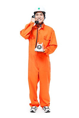 포토 JPG 스튜디오촬영 전신 직업 남자 포즈 모션 실내 작업복 한명 서기 미소 웃음 들기 누끼 사람 동양인 20대 성인 한국인 작업실 엔지니어 수리 전문직 안전모 전화기 상담 텔레마케팅 통화 정비공 남자만 남자한명만 성인남자만 청년만 청년남자만 청년남자한명만 성인한명만 성인남자한명만 성인만 국내포토 1 옷 표정 인종 청년 내부 기술자 헬멧 안전장비 서비스업 파일형식