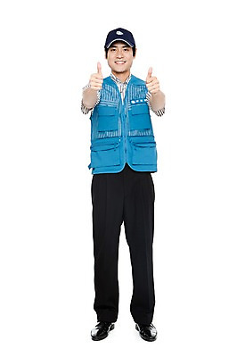 포토 JPG 스튜디오촬영 전신 직업 모자 남자 포즈 모션 실내 한명 서기 미소 웃음 누끼 사람 동양인 손짓 20대 성인 한국인 엄지손가락 최고 조끼 작업실 전문직 택배기사 배송 택배 남자만 남자한명만 성인남자만 청년만 청년남자만 청년남자한명만 성인한명만 성인남자한명만 성인만 국내포토 1 잡화 손가락 표정 인종 청년 내부 외투 운송업 배달원 파일형식