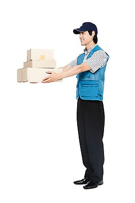 포토 JPG 스튜디오촬영 전신 직업 모자 남자 포즈 모션 실내 한명 서기 미소 웃음 들기 누끼 사람 동양인 20대 성인 옆모습 상자 한국인 운송업 조끼 작업실 전문직 택배기사 배송 택배 주기 소포 택배상자 물류 소화물 남자만 남자한명만 성인남자만 청년만 청년남자만 청년남자한명만 성인한명만 성인남자한명만 성인만 국내포토 1 잡화 산업 뷰포인트 표정 인종 청년 내부 외투 배달원 파일형식