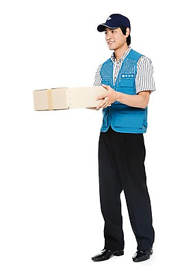 포토 JPG 스튜디오촬영 전신 직업 모자 남자 포즈 모션 실내 한명 서기 미소 웃음 들기 누끼 사람 동양인 20대 성인 상자 한국인 운송업 조끼 작업실 전문직 택배기사 배송 택배 소포 택배상자 물류 소화물 남자만 남자한명만 성인남자만 청년만 청년남자만 청년남자한명만 성인한명만 성인남자한명만 성인만 국내포토 1 잡화 산업 표정 인종 청년 내부 외투 배달원 파일형식
