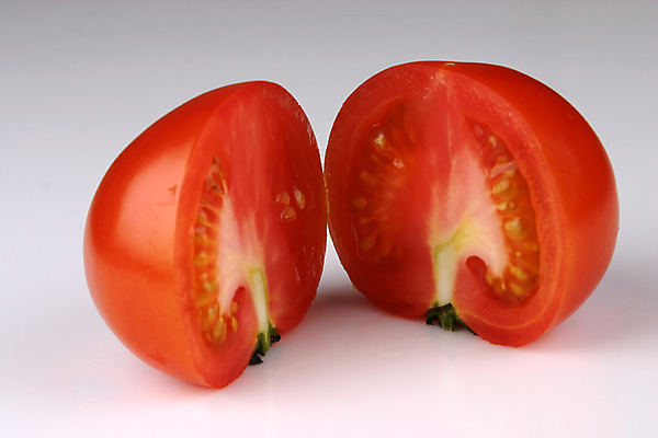 포토 JPG 스튜디오촬영 음식 토마토 채소 식재료 단면 실내 사람없음 빨간색 농작물 두개 슬라이스 국내포토 컬러 2 농업 내부 파일형식