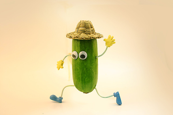 포토 JPG 스튜디오촬영 모자 잡화 음식 컨셉 채소 식재료 호박 실내 의인화 사람없음 초록색 농작물 한개 밀짚모자 애호박 국내포토 모자_잡화 1 컬러 농업 내부 파일형식