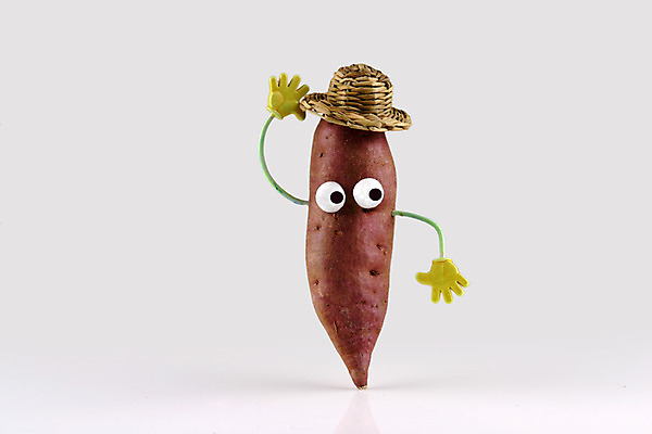 포토 JPG 스튜디오촬영 모자 잡화 음식 컨셉 채소 식재료 뿌리채소 실내 의인화 사람없음 농작물 한개 자주색 밀짚모자 고구마 국내포토 모자_잡화 1 컬러 농업 내부 파일형식