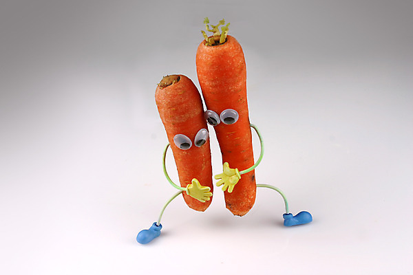 포토 JPG 스튜디오촬영 음식 컨셉 채소 식재료 실내 의인화 사람없음 농작물 주황색 당근 두개 국내포토 컬러 2 농업 뿌리채소 내부 파일형식