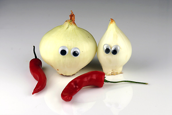 포토 JPG 스튜디오촬영 음식 컨셉 채소 식재료 고추 양파 실내 의인화 사람없음 빨간색 농작물 흰색 홍고추 국내포토 컬러 농업 내부 파일형식