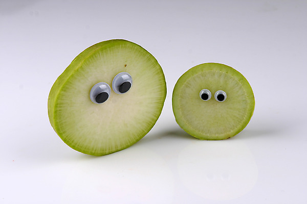 포토 JPG 스튜디오촬영 음식 컨셉 채소 식재료 단면 실내 의인화 사람없음 초록색 농작물 두개 무 슬라이스 국내포토 컬러 2 농업 뿌리채소 내부 파일형식