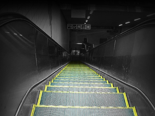 포토 JPG 시설물 공공시설 한국 실내 사람없음 계단 기계 원근감 에스컬레이터 비네팅 내리막 자동 국내포토 건축물 아시아 뷰포인트 촬영기법 내부 시설 파일형식