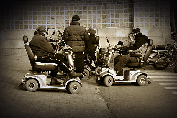 포토 JPG 주간 할아버지 노년 남자 교통수단 거리 한국 흑백 사람 여러명 야외 실버라이프 노후 한국인 스쿠터 횡단보도 60대 장애인 비네팅 노약자 남자만 성인남자만 노인만 성인만 노인남자만 국내포토 자연요소 라이프스타일 아시아 다수 교통 촬영기법 동양인 성인 오토바이 보행로 장애 파일형식