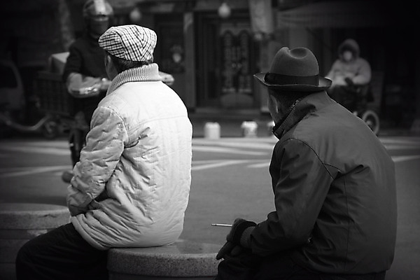 포토 JPG 주간 할아버지 노년 남자 거리 한국 흑백 사람 여러명 야외 아웃포커스 실버라이프 노후 한국인 60대 비네팅 남자만 성인남자만 노인만 성인만 노인남자만 국내포토 자연요소 라이프스타일 아시아 다수 촬영기법 동양인 성인 파일형식
