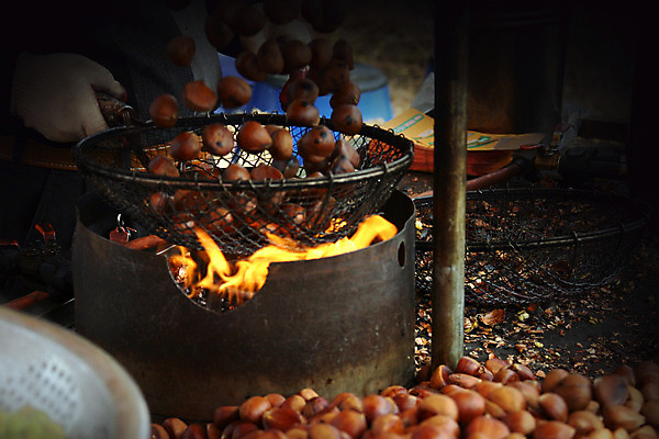 포토 JPG 한식 음식 불 디저트 한국 견과류 밤 구이 겨울음식 겨울간식 군것질 군밤 길거리음식 제철음식 국내포토 자연요소 아시아 겨울 밤_견과류 굽기 제철 파일형식