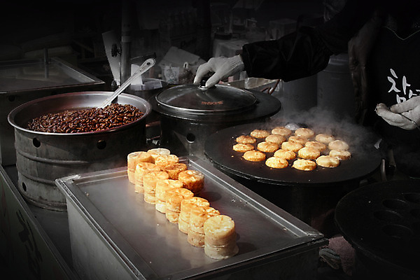 포토 JPG 주간 음식 디저트 한국 한명 풍경 야외 판매 시장 상인 겨울음식 군것질 재래시장 노점 노점상 비네팅 국화빵 길거리음식 번데기 국내포토 자연요소 1 아시아 빵 겨울 촬영기법 사람 상점 파일형식