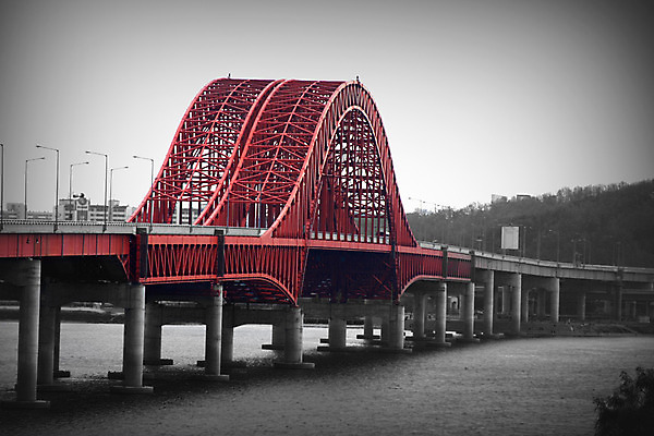 포토 JPG 주간 시설물 건축물 현대건축 건축 서울 한국 풍경 사람없음 야외 건물 강 도시풍경 도시 아치 비네팅 방화대교 가교 국내포토 자연요소 아시아 촬영기법 다리_건축물 파일형식