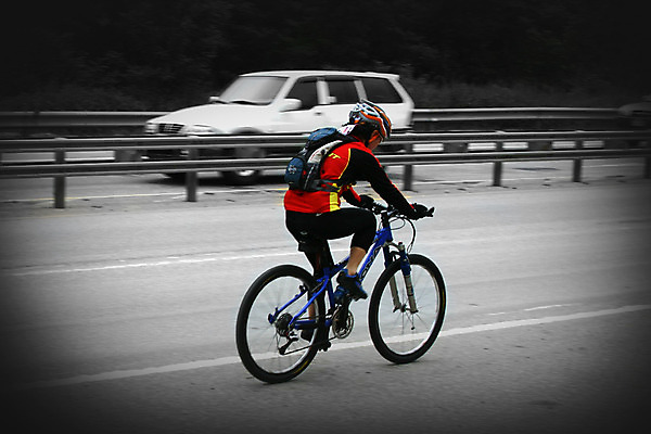 포토 JPG 주간 도로 길 육상교통 가방 난간 자동차 레저 건강 한명 사람 야외 레포츠 운동 자전거 차도 승차 헬멧 비네팅 국내포토 자연요소 1 잡화 교통수단 교통시설 모션 촬영기법 바이크 보호장비 파일형식