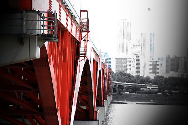 포토 JPG 주간 시설물 건축물 현대건축 아파트 한국 풍경 빌딩 사람없음 야외 건물 강 도시풍경 도시 비네팅 철교 가교 국내포토 자연요소 건축 아시아 주택 촬영기법 다리_건축물 파일형식