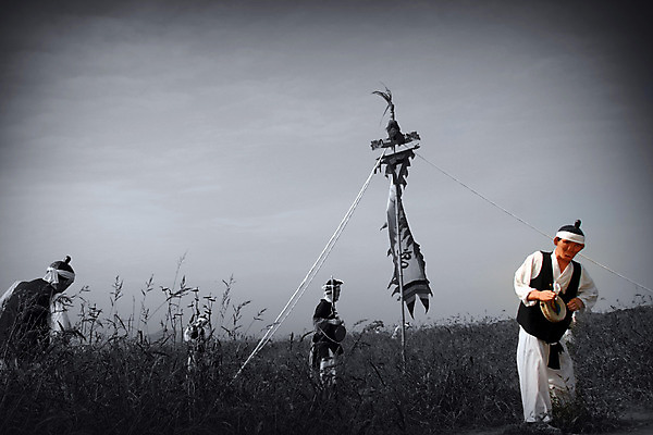 포토 JPG 주간 구름 한국문화 한국전통 전통 전통문화 하늘 한국 풍경 초원 사람없음 야외 조형물 모형 피규어 농촌 시골 깃발 풍물놀이 사물놀이 풍물 비네팅 국내포토 자연요소 동양문화 아시아 문화 촬영기법 국악 미술 전통놀이 미니어처 전통공연 파일형식