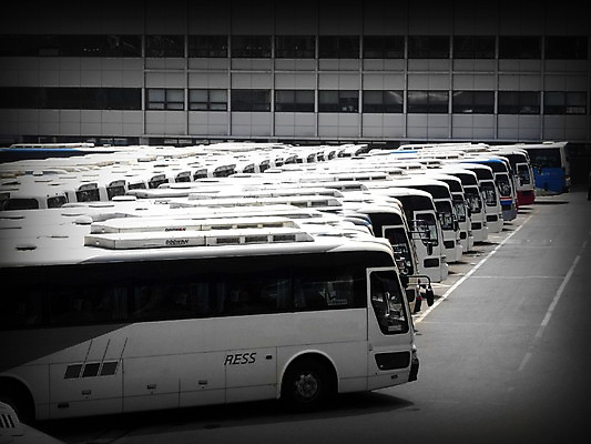 포토 JPG 주간 건축물 육상교통 교통수단 교통 교통시설 자동차 버스 한국 풍경 사람없음 야외 건물 역 플랫폼 대형차 비네팅 고속버스 고속버스터미널 버스터미널 터미널 국내포토 자연요소 건축 아시아 대중교통 촬영기법 시설 파일형식