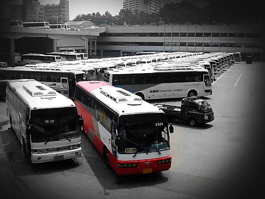 포토 JPG 주간 건축물 육상교통 교통수단 교통 교통시설 자동차 버스 한국 풍경 사람없음 야외 건물 트럭 역 플랫폼 대형차 비네팅 고속버스 고속버스터미널 버스터미널 터미널 국내포토 자연요소 건축 아시아 대중교통 촬영기법 시설 파일형식