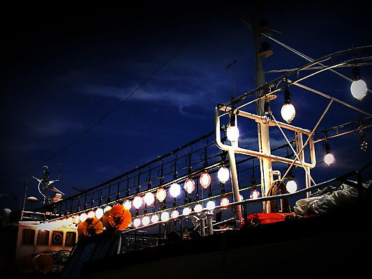 포토 JPG 구름 교통수단 바다 수상교통 하늘 한국 풍경 해변 사람없음 야외 항구 어선 야간 저녁 어촌 고기잡이 비네팅 선박 국내포토 자연요소 아시아 교통 배_교통 교통시설 촬영기법 어업 시골 파일형식