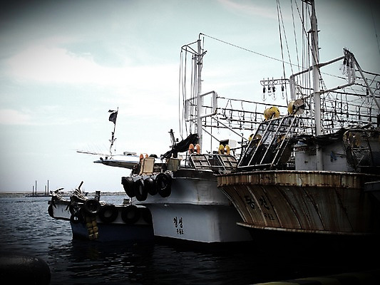 포토 JPG 주간 구름 교통수단 바다 수상교통 하늘 한국 풍경 해변 사람없음 야외 항구 어선 정박 어촌 비네팅 선박 국내포토 자연요소 아시아 교통 배_교통 교통시설 촬영기법 시골 파일형식