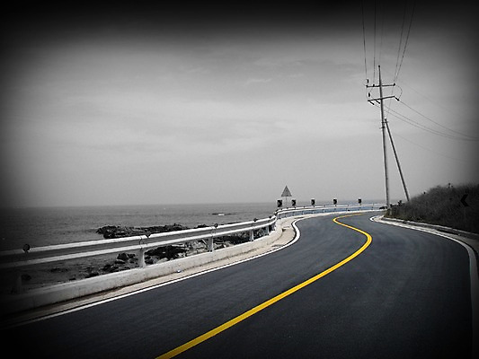 포토 JPG 주간 구름 시설물 도로 길 바다 난간 교통시설 하늘 풍경 해변 사람없음 야외 원근감 차도 전선 커브길 전봇대 해안도로 비네팅 차선_도로 국내포토 자연요소 건축물 공공시설 뷰포인트 교통 촬영기법 시설 파일형식