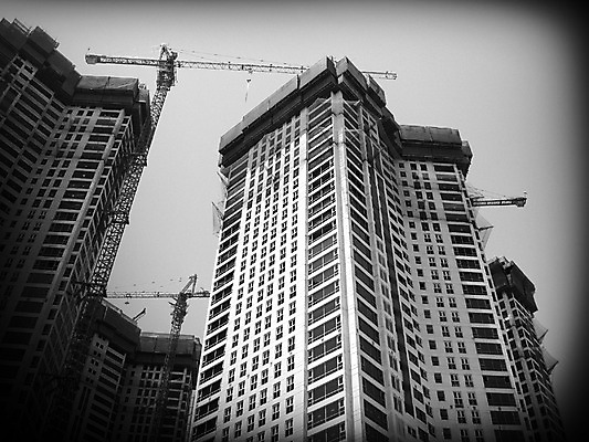 포토 JPG 주간 건축물 현대건축 건축 로우앵글 흑백 공사 풍경 빌딩 사람없음 야외 건물 도시풍경 고층빌딩 건설현장 도시 중장비 기중기 타워크레인 비네팅 국내포토 자연요소 뷰포인트 건설업 촬영기법 산업장비 파일형식