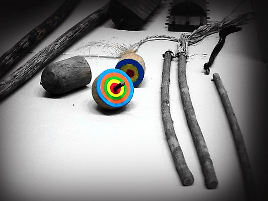 포토 JPG 한국문화 한국전통 전통 전통문화 놀이 전통소품 한국 사람없음 목재 장난감 놀이용품 전통놀이 오브젝트 팽이 팽이치기 비네팅 팽이채 국내포토 나무 동양문화 아시아 문화 재료 촬영기법 파일형식