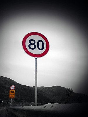 포토 JPG 주간 시설물 표지 도로 길 난간 교통시설 산 한국 풍경 사람없음 야외 차도 금지 표지판 속도 도로표지판 비네팅 단속 속도제한 국내포토 자연요소 건축물 아시아 교통 알림판 촬영기법 시설 파일형식