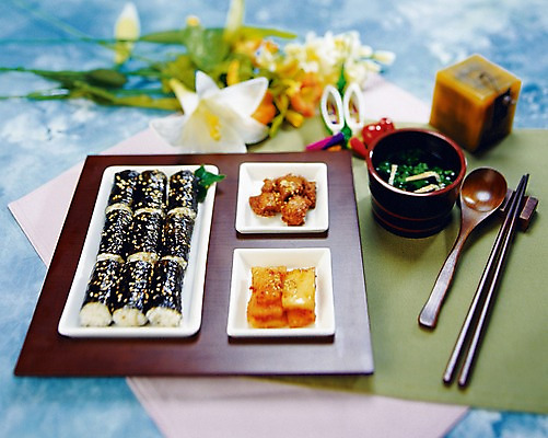 포토 JPG 꽃 음식 초 젓가락 반찬 김치 사람없음 장식 숟가락 분식 김밥 국물 꼬마김밥 국내포토 식물 한식 수저 파일형식