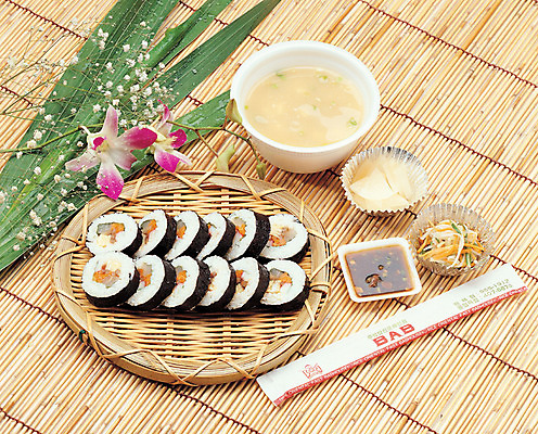 포토 JPG 꽃 음식 사람없음 장식 분식 김밥 단무지 대나무발 국물 나무젓가락 국내포토 식물 젓가락 파일형식