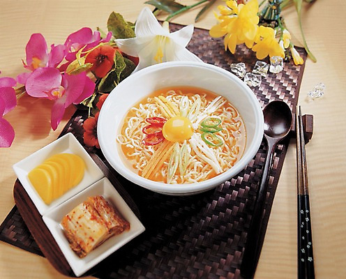 포토 JPG 꽃 음식 젓가락 반찬 김치 사람없음 장식 숟가락 라면 면류 분식 단무지 조화 국내포토 식물 한식 수저 파일형식