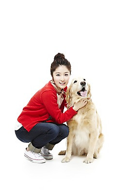 포토 JPG 스튜디오촬영 전신 동물 한마리 라이프스타일 여자 반려견 포즈 포유류 안기 함께함 실내 한명 웃음 사람 앉기 동양인 20대 성인 라이프 반려동물 한국인 개 골든리트리버 소통 반려 여자만 여자한명만 성인여자만 청년만 청년여자만 성인한명만 청년여자한명만 성인여자한명만 성인만 펫팸족 국내포토 1 컨셉 모션 표정 인종 청년 내부 생활 리트리버 신조어 파일형식