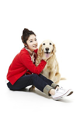 포토 JPG 스튜디오촬영 전신 동물 한마리 라이프스타일 여자 반려견 포즈 포유류 안기 함께함 실내 한명 웃음 사람 앉기 동양인 20대 성인 라이프 반려동물 한국인 개 골든리트리버 소통 반려 여자만 여자한명만 성인여자만 청년만 청년여자만 성인한명만 청년여자한명만 성인여자한명만 성인만 펫팸족 국내포토 1 컨셉 모션 표정 인종 청년 내부 생활 리트리버 신조어 파일형식