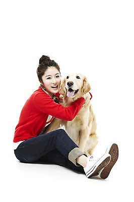 포토 JPG 스튜디오촬영 전신 동물 한마리 라이프스타일 여자 반려견 포즈 포유류 안기 함께함 실내 한명 웃음 사람 앉기 동양인 20대 성인 라이프 반려동물 한국인 개 골든리트리버 소통 반려 여자만 여자한명만 성인여자만 청년만 청년여자만 성인한명만 청년여자한명만 성인여자한명만 성인만 펫팸족 국내포토 1 컨셉 모션 표정 인종 청년 내부 생활 리트리버 신조어 파일형식