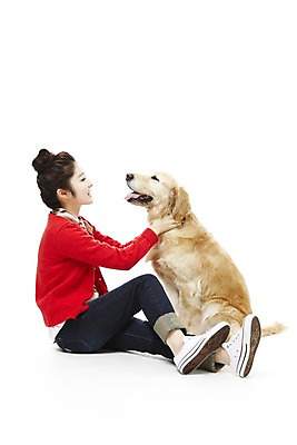 포토 JPG 스튜디오촬영 전신 동물 한마리 라이프스타일 여자 반려견 포즈 포유류 함께함 실내 한명 웃음 사람 앉기 동양인 20대 성인 라이프 옆모습 반려동물 한국인 개 골든리트리버 소통 반려 여자만 여자한명만 성인여자만 청년만 청년여자만 성인한명만 청년여자한명만 성인여자한명만 성인만 펫팸족 국내포토 1 뷰포인트 컨셉 모션 표정 인종 청년 내부 생활 리트리버 신조어 파일형식