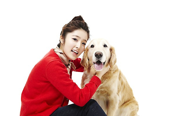 포토 JPG 스튜디오촬영 동물 한마리 라이프스타일 여자 반려견 포즈 포유류 함께함 실내 한명 웃음 사람 앉기 동양인 상반신 20대 성인 라이프 반려동물 한국인 개 골든리트리버 소통 반려 여자만 여자한명만 성인여자만 청년만 청년여자만 성인한명만 청년여자한명만 성인여자한명만 성인만 펫팸족 국내포토 1 컨셉 모션 표정 인종 청년 내부 생활 리트리버 신조어 파일형식