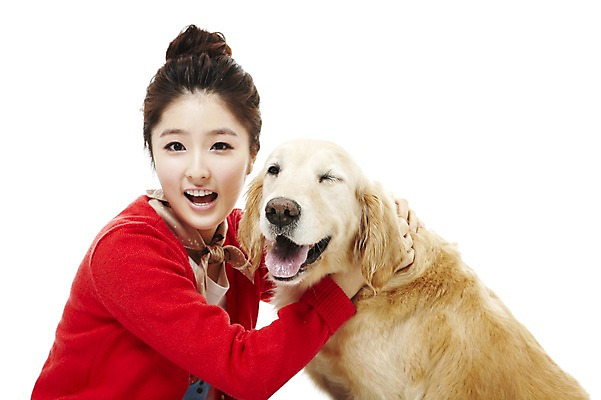 포토 JPG 스튜디오촬영 동물 한마리 라이프스타일 여자 반려견 포즈 포유류 함께함 실내 한명 웃음 사람 앉기 동양인 상반신 20대 성인 라이프 반려동물 한국인 개 골든리트리버 소통 반려 여자만 여자한명만 성인여자만 청년만 청년여자만 성인한명만 청년여자한명만 성인여자한명만 성인만 펫팸족 국내포토 1 컨셉 모션 표정 인종 청년 내부 생활 리트리버 신조어 파일형식